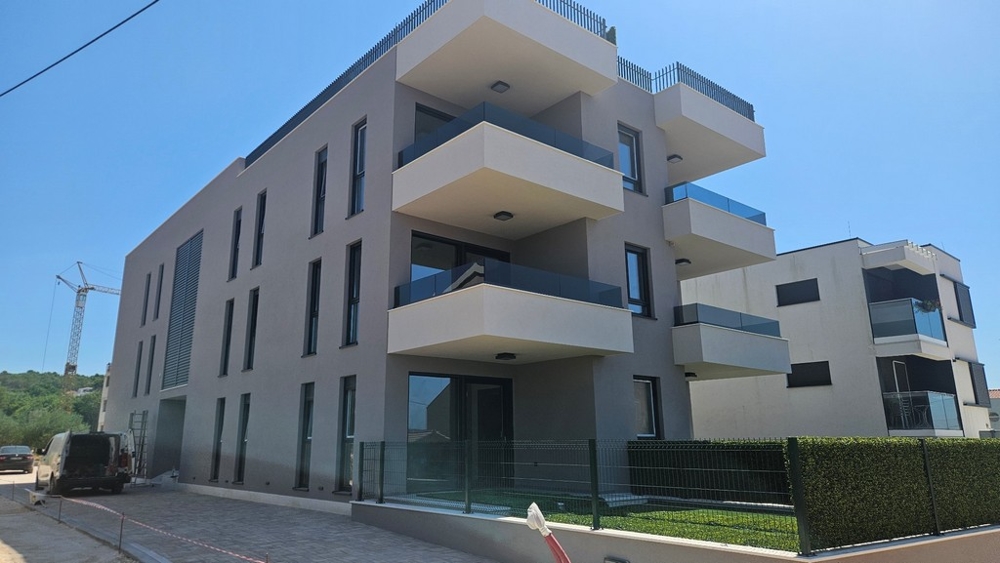 Nieruchomość A3683 znajduje się w tym nowoczesnym, nowym budynku.