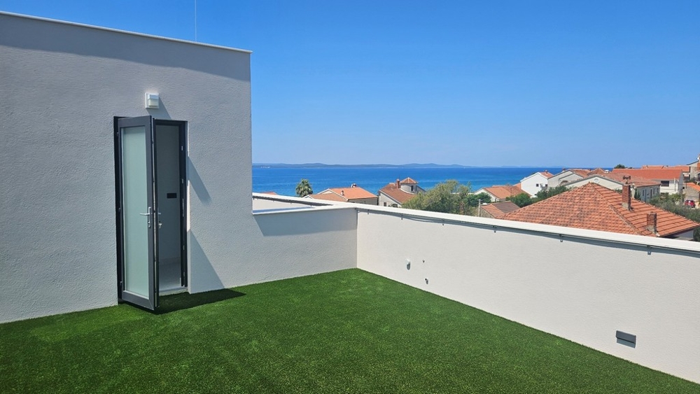 Dostęp do tarasu na dachu z widokiem na morze