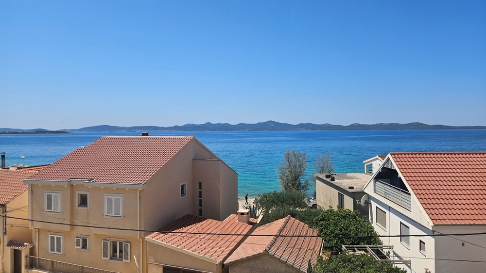 Widok na morze i łańcuch wysp na morzu