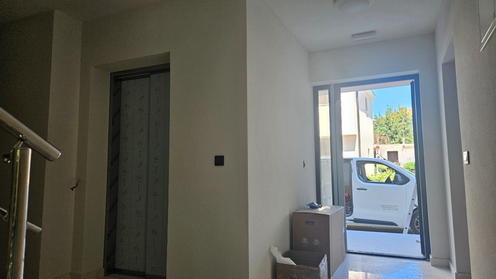 Strefa wejściowa z windą w nowym budynku