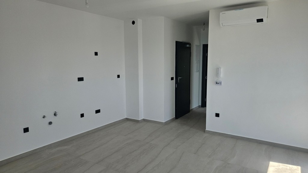 Widok wnętrza z przygotowaną ścianą łączącą kuchnię