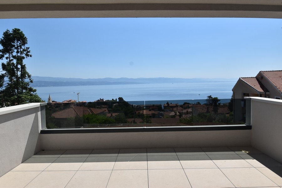 Taras z niezakłóconym widokiem na morze w pobliżu Lovran, region Opatija.
