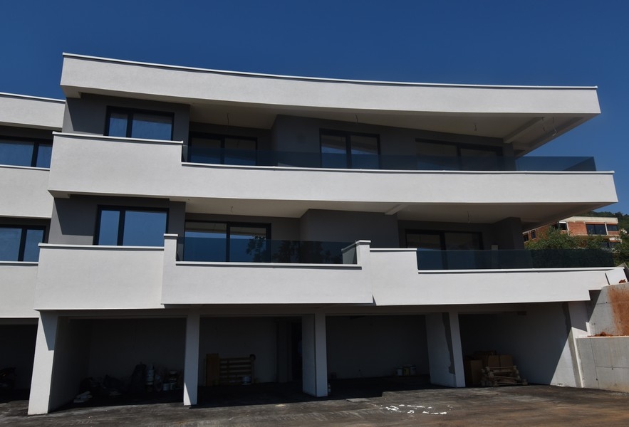 Nowy budynek z dużymi balkonami i miejscami parkingowymi