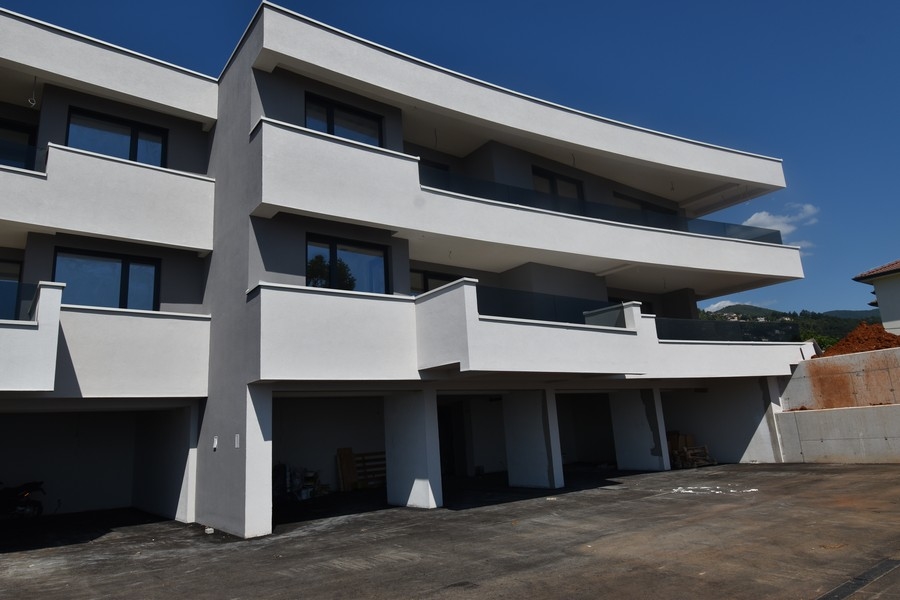 Nowoczesny kompleks mieszkaniowy z widokiem na morze