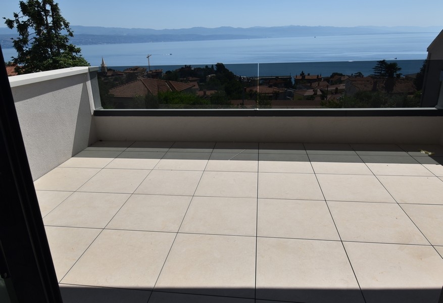 Balkon z widokiem na morze i szklaną balustradą