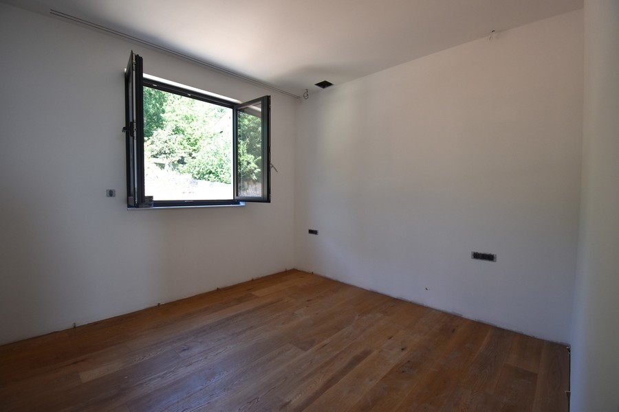 Sypialnia z otwartym oknem