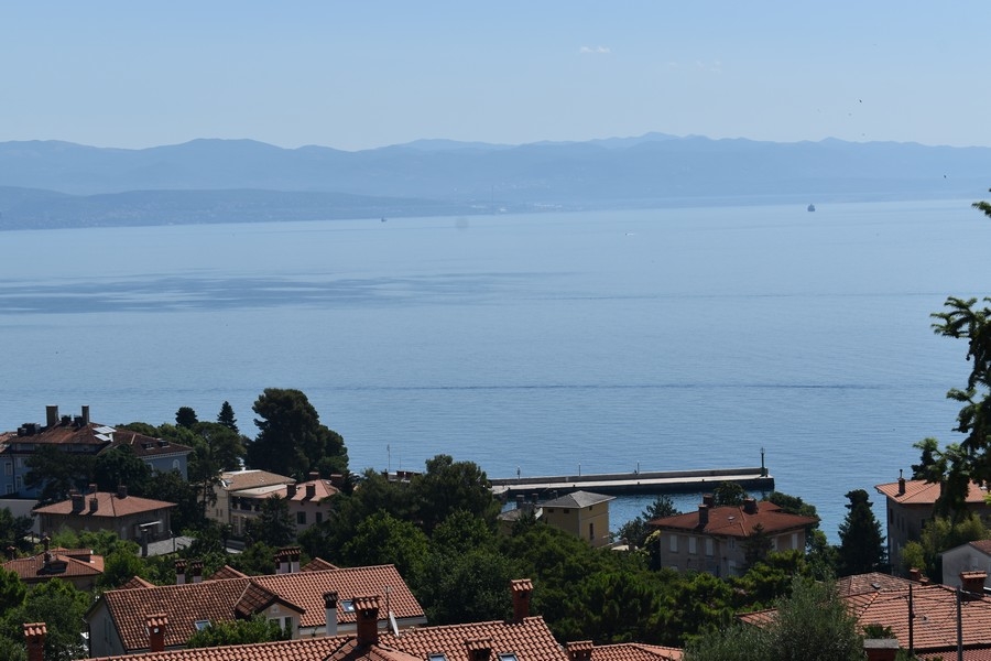 Panoramiczne widoki na morze i dachy Lovranu