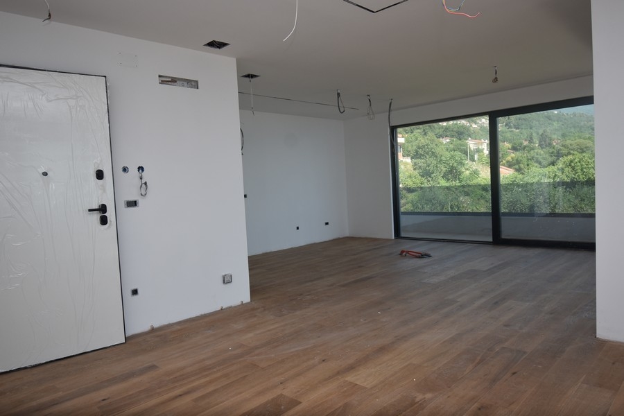 Duży pokój z frontami okiennymi