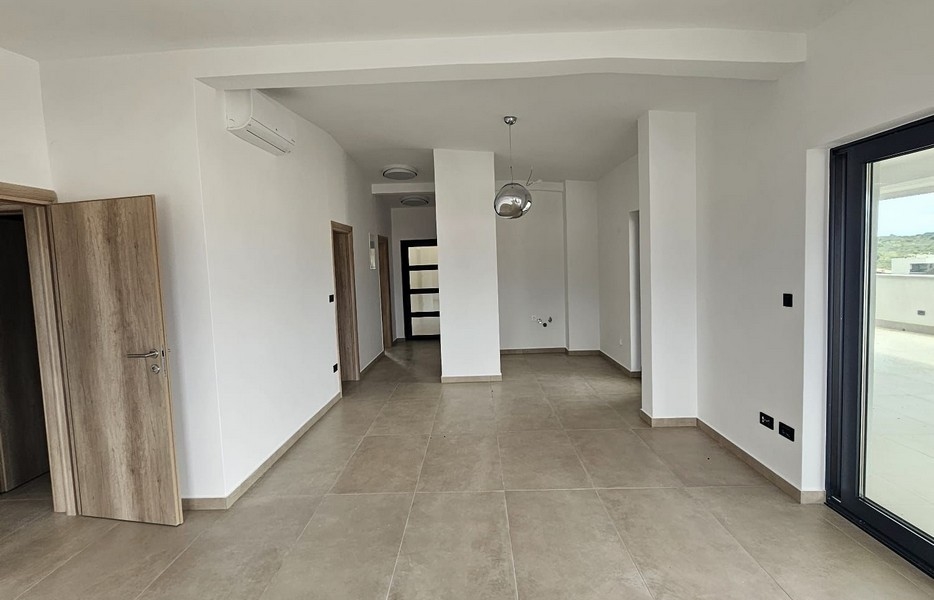 Jasny salon z podłogą wyłożoną kafelkami