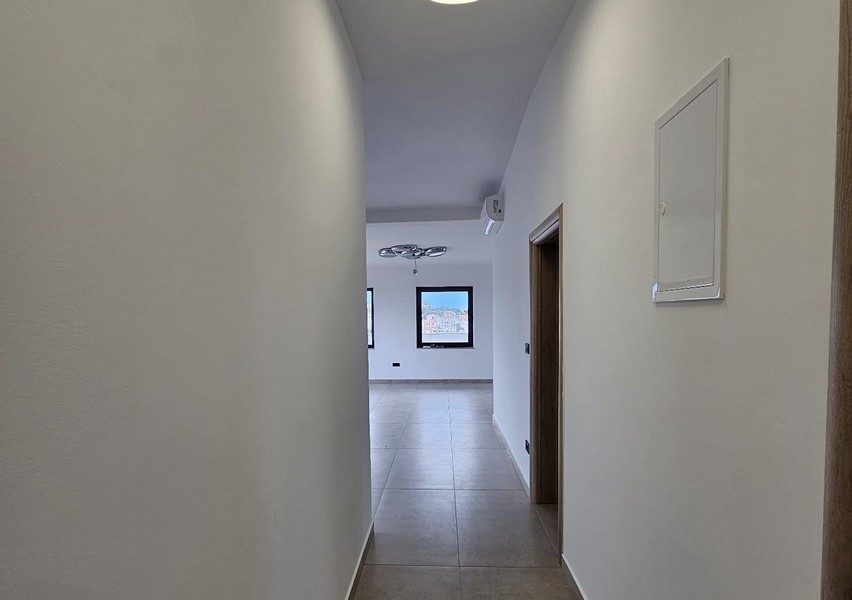 Przedpokój z widokiem na salon