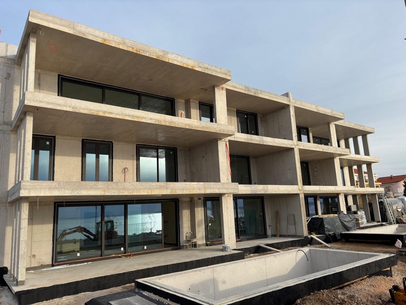 Konstrukcja skorupowa z dużymi frontami okien i basenem