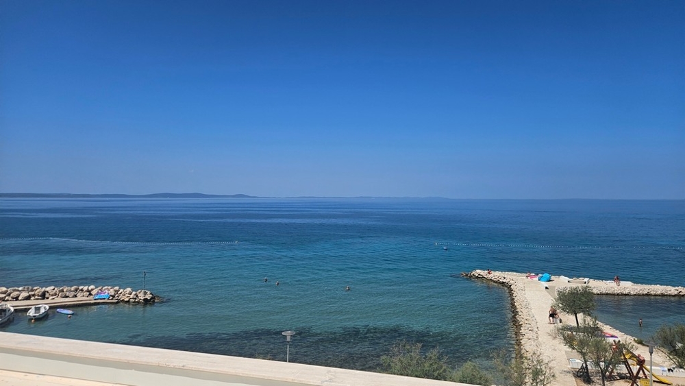 Panoramiczny widok na morze z zatoką kąpielową i molo w Zaton