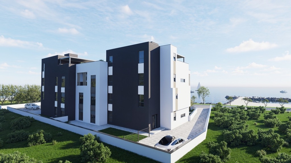 Widok z tyłu nowoczesnego nowego budynku z miejscami parkingowymi i widokiem na morze