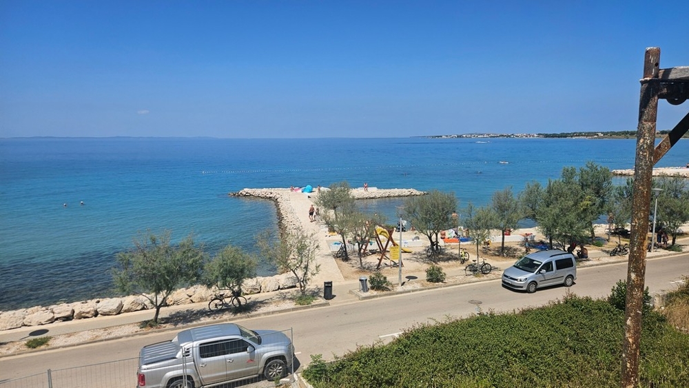 Widok z tarasu na morze i deptak w Zaton