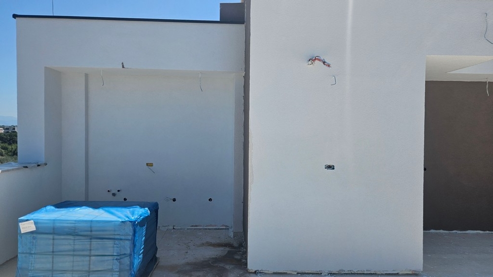 Taras na dachu lub teren zewnętrzny w budowie z przygotowanymi przyłączami