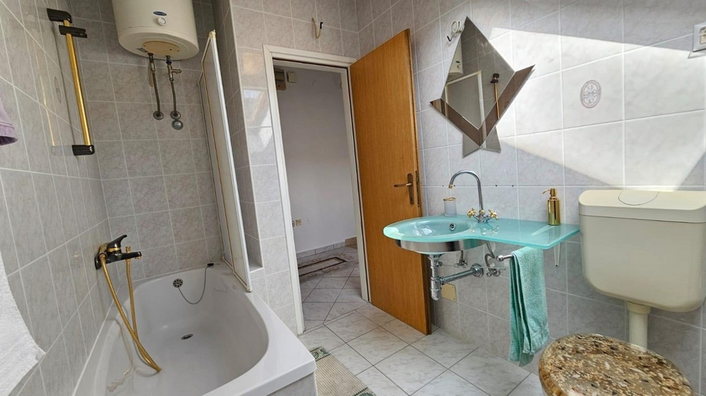 Łazienka z wanną i umywalką