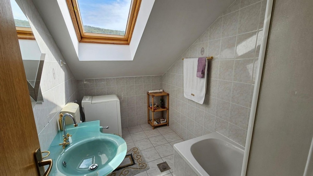 Łazienka na poddaszu nieruchomości A3695 w Chorwacji.