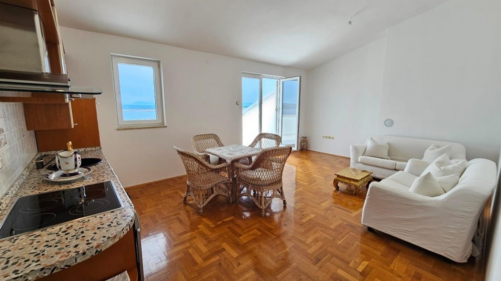 Część dzienna z pięknym parkietem w nieruchomości A3695.