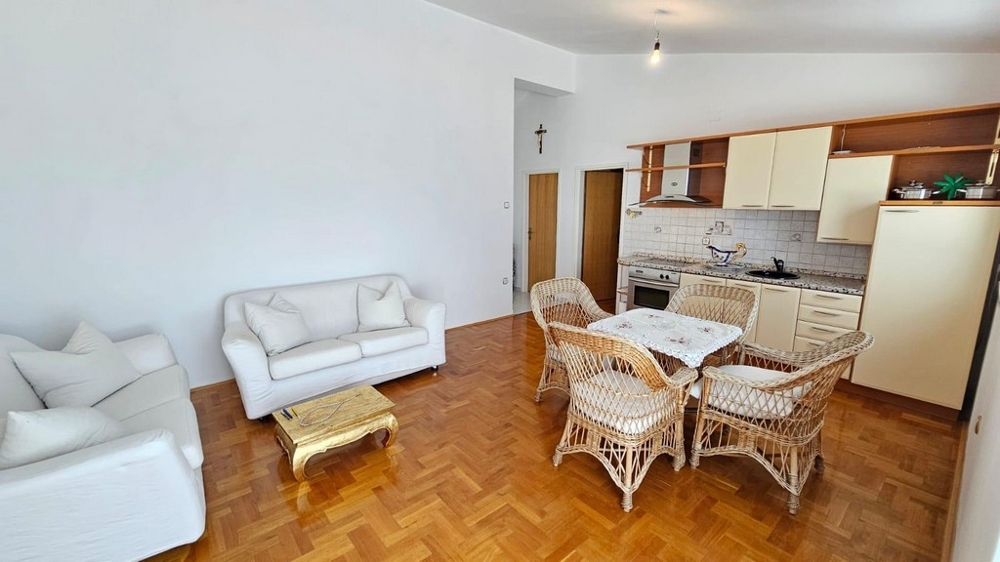 Salon z otwartą kuchnią i częścią wypoczynkową