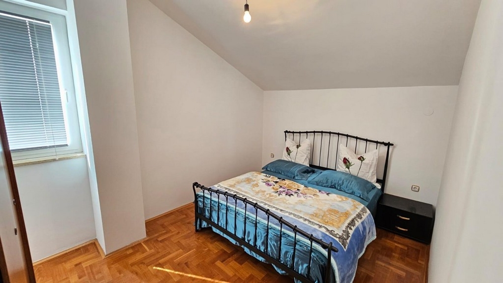 Sypialnia z podwójnym łóżkiem i oknem