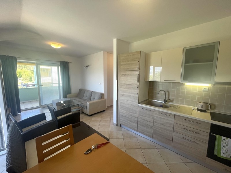 Kuchnia i widok na salon w nieruchomości A3696.