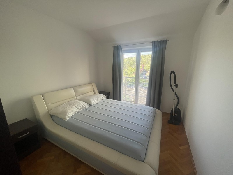 Sypialnia z komfortem i widokiem.