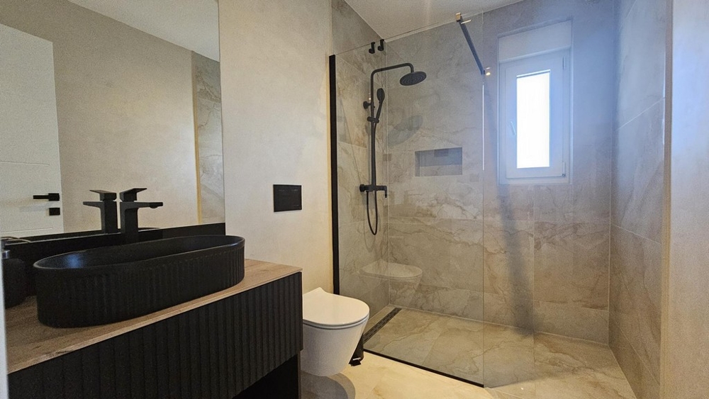 Łazienka z prysznicem i oknem