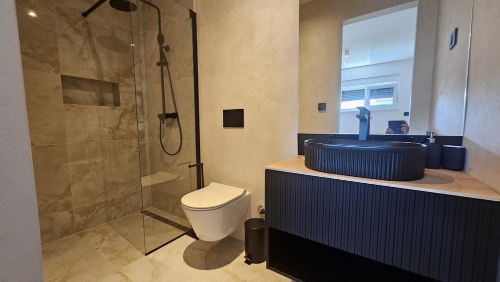 Nowoczesna łazienka z czarną umywalką