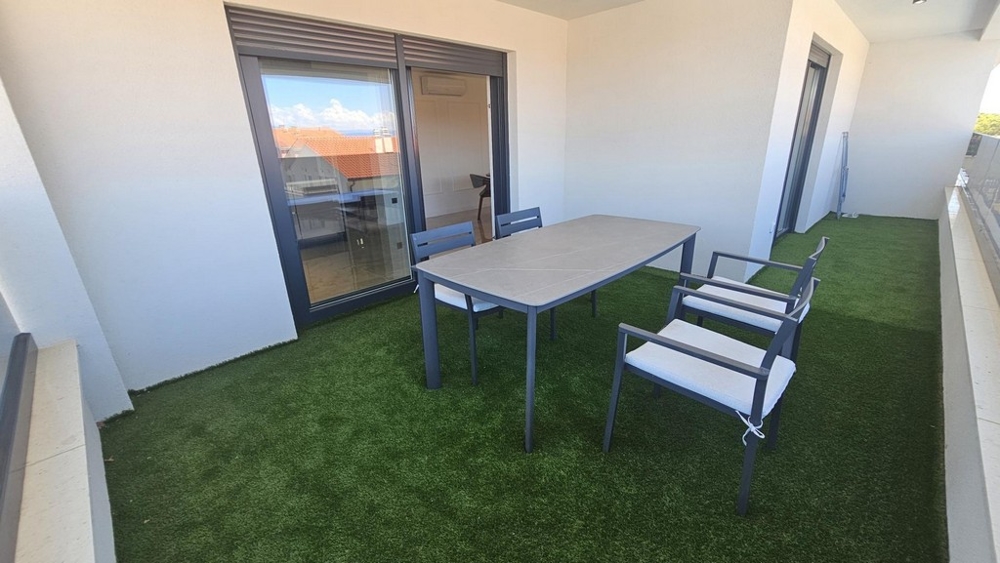 Zadaszony taras z częścią wypoczynkową