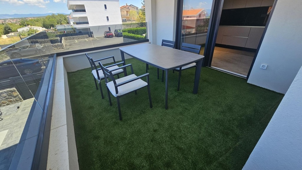 Taras ze sztuczną trawą na posesji A3698 na Krk w Chorwacji.