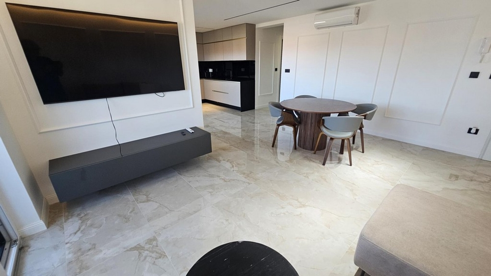 Nowoczesny salon z wysokiej jakości płytkami ceramicznymi - nieruchomość A3698 na wyspie Krk.