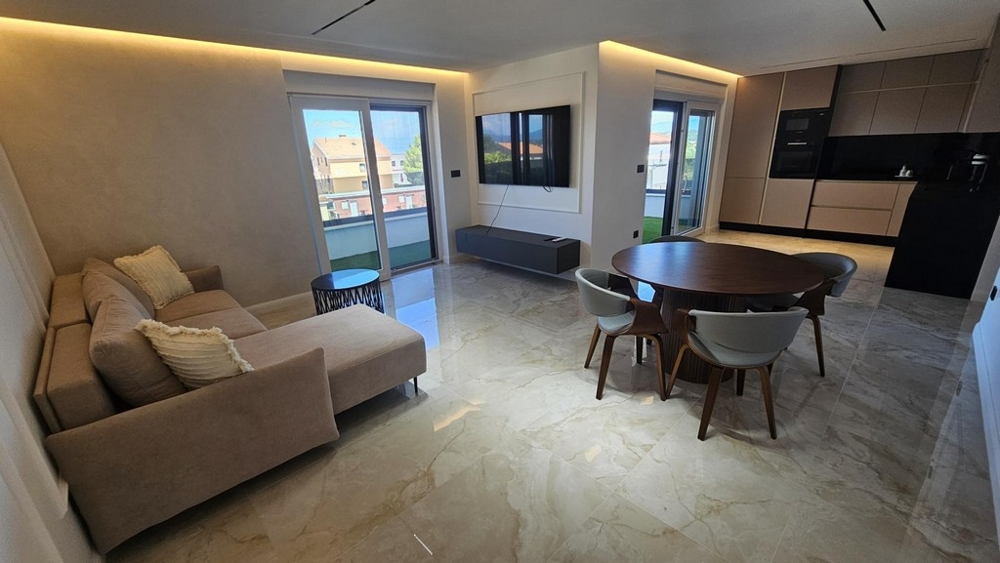 Część dzienna z sofą i tarasem