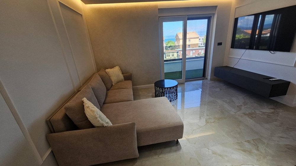 Pokój dzienny z widokiem na morze