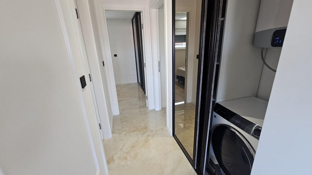 Przedpokój z zabudowaną szafą i miejscem na pralnię