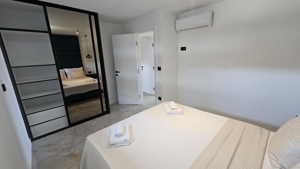 Sypialnia z szafką z lustrem