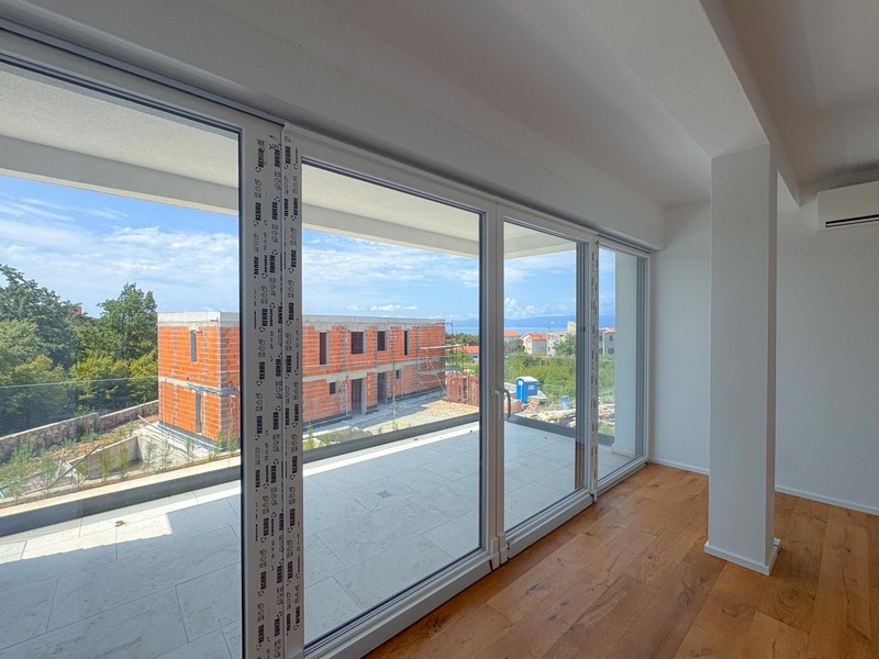 Piętro z parkietem i wyjściem na balkon