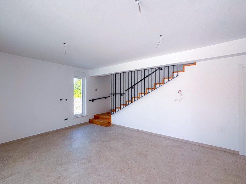 Część dzienna z nowoczesnymi schodami na piętro nieruchomości A3699.