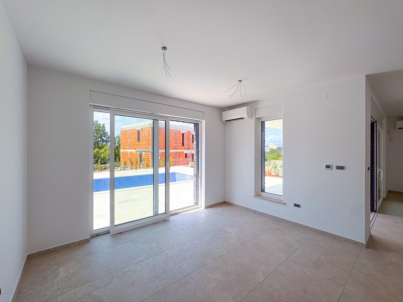 Pokój dzienny i widok na basen