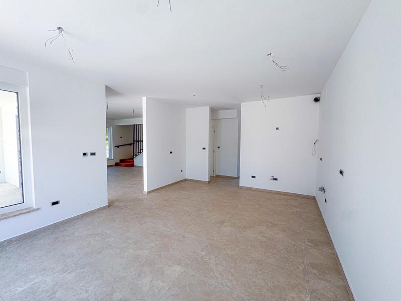 Jasny salon z wyjściem na taras