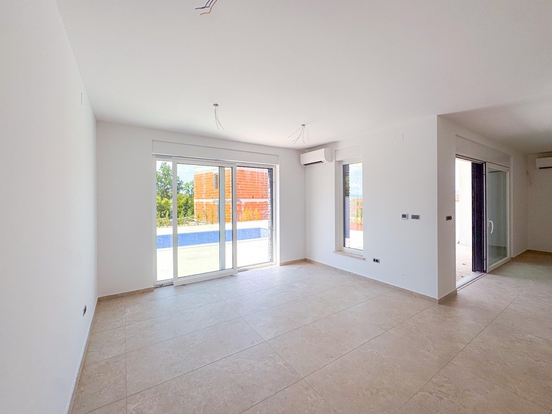 Pokój dzienny z przygotowanym aneksem kuchennym