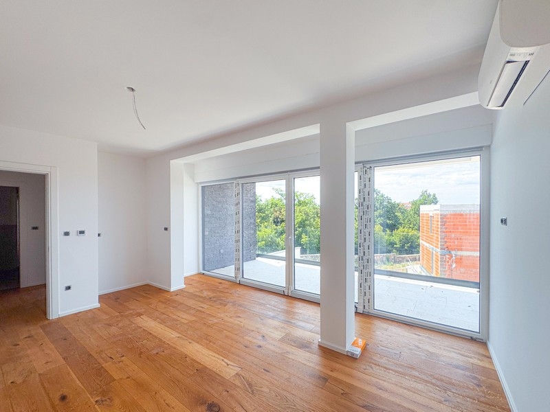 Pokój dzienny z dużymi frontami okiennymi