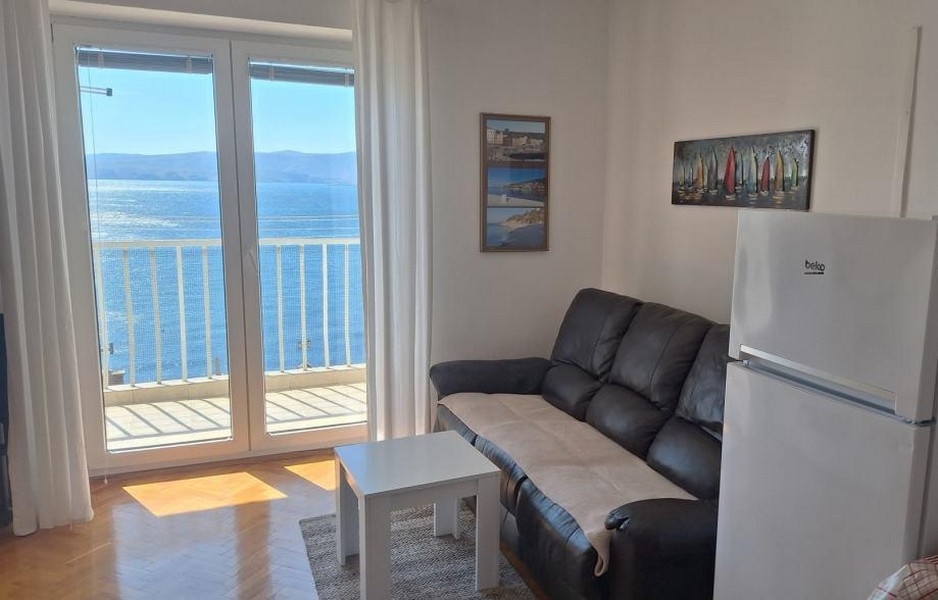 Pokój dzienny nieruchomości A3700 z panoramicznym widokiem na morze.