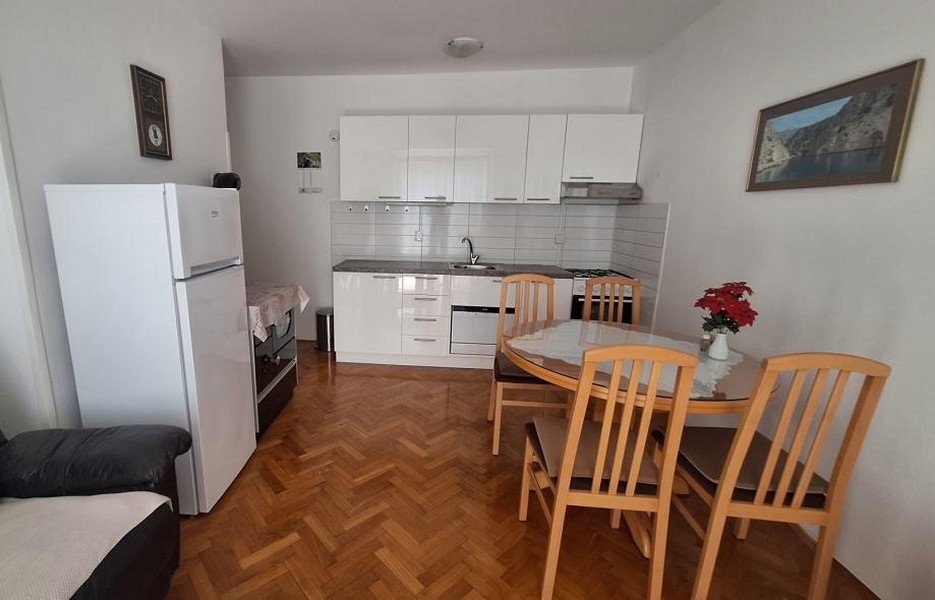 Kuchnia i jadalnia w apartamencie A3700 w Senj w Chorwacji - Panorama Scouting.