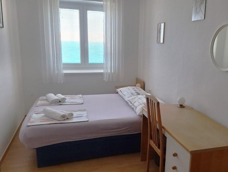 Druga, nieco mniejsza, sypialnia.