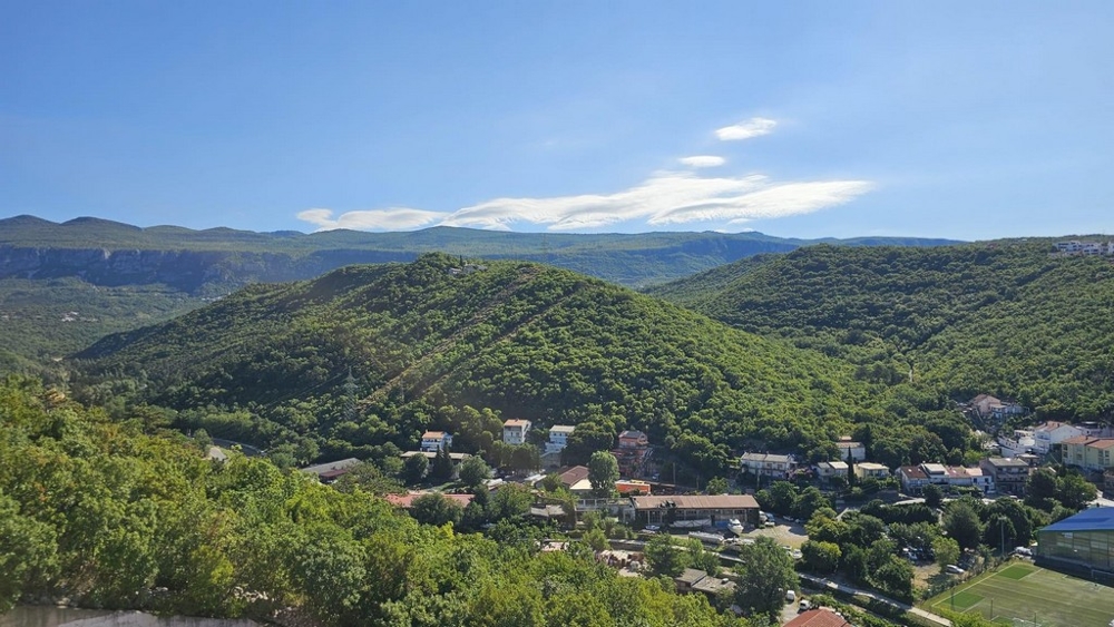 Widok na zieleń mieszkania A3702, które jest na sprzedaż w Crikvenicy.