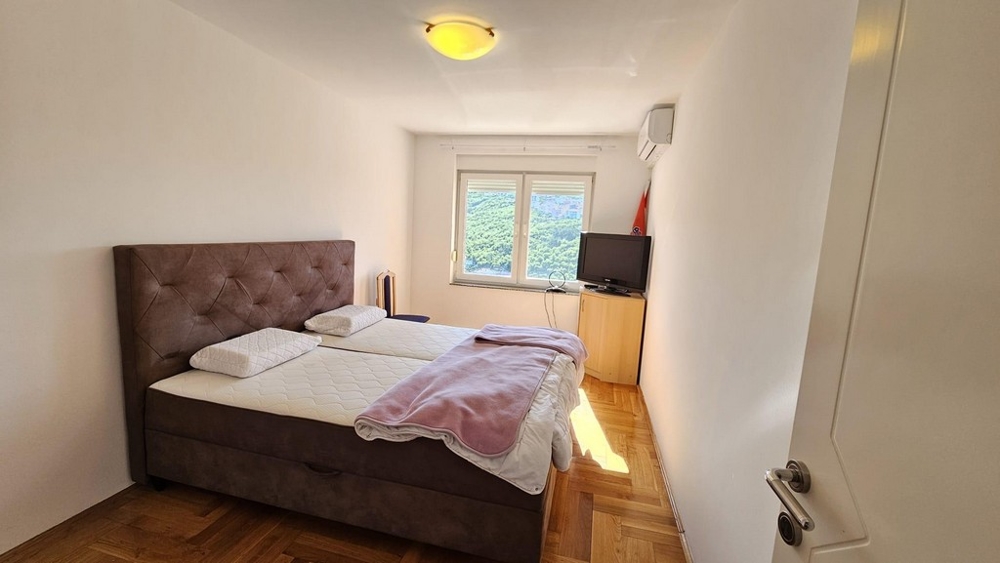 Sypialnia z podwójnym łóżkiem i widokiem na okno