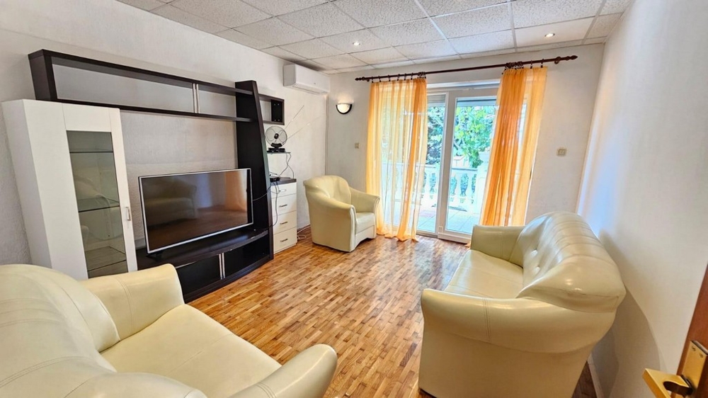 Jasny salon z kremowymi skórzanymi meblami i wyjściem na taras