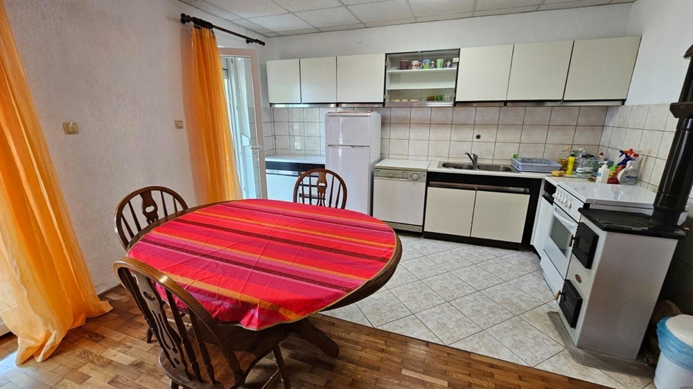 Kuchnia ze stołem jadalnym i wyjściem na taras