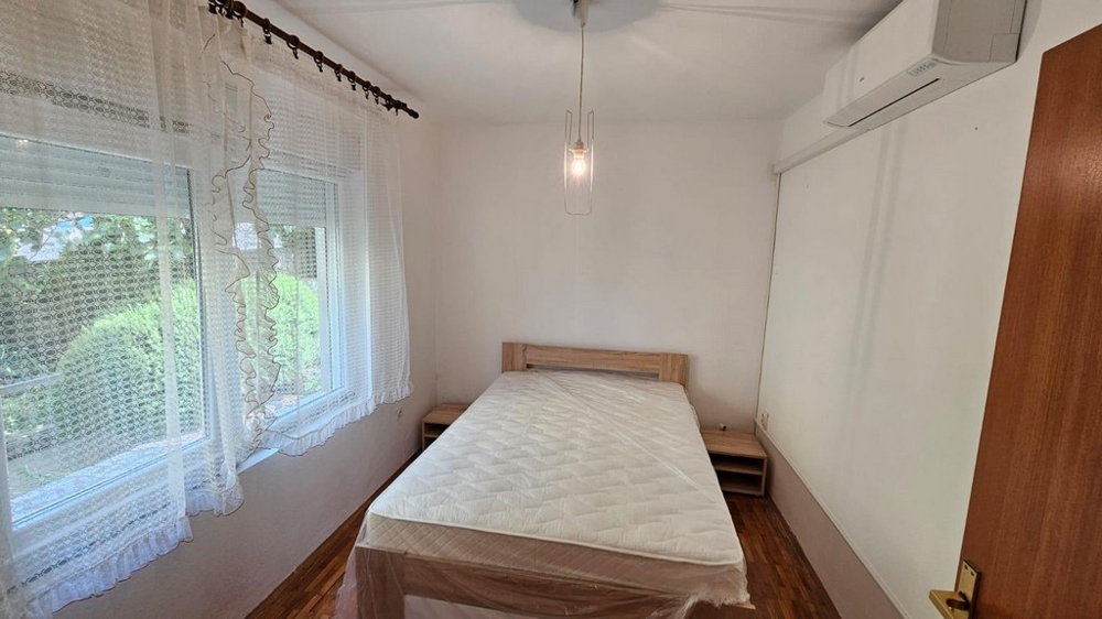 Druga sypialnia z dużym oknem i klimatyzacją