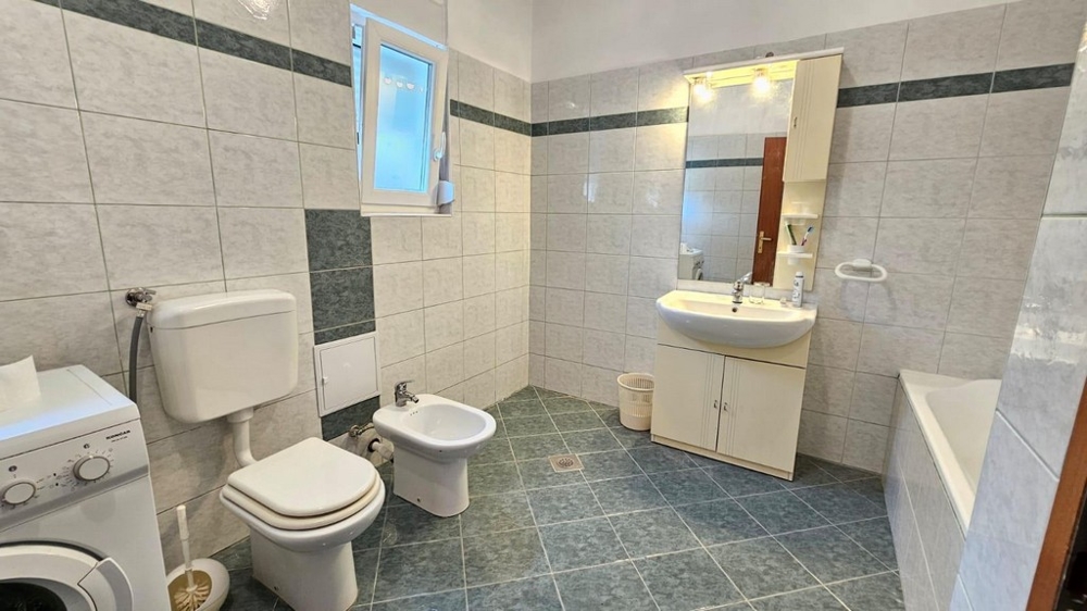 Łazienka z wanną, WC, bidetem i pralką